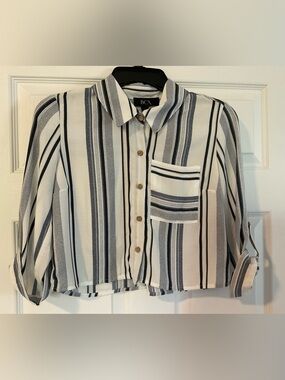 BCX Women’s Cropped White, Navy and blue Striped Button-Front Shirt